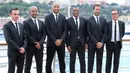 Legenda Prancis, Thierry Henry, foto bersama petinggi klub AS Monaco saat diperkenalkan sebagai pelatih baru di Monaco, Rabu (17/10). Dirinya menggantikan posisi yang ditinggalkan Leonardo Jardim. (AFP/Valery Hache)