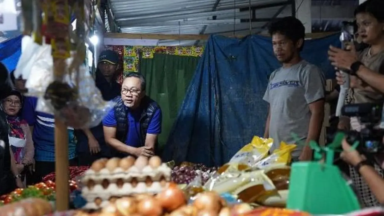 Menteri Perdagangan (Mendag) Zulkifli Hasan memantau ketersediaan stok dan kestabilan harga bahan pokok di Pasar Sentral Lama, Mamuju, Sulawesi Barat, hari ini, Sabtu (18/3/2023). (Dok Kemendag)