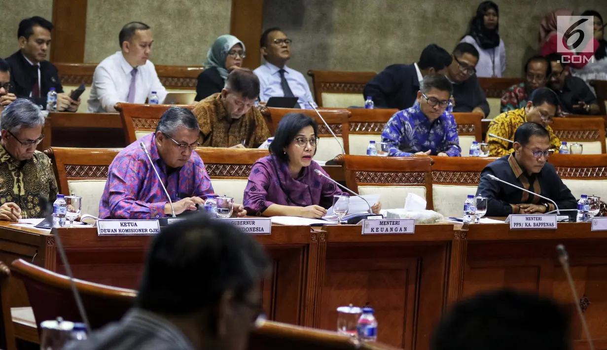 Menteri Keuangan Sri Mulyani Indrawati bersama Gubernur BI Perry Warjiyo dan Ketua Dewan Komisioner OJK Wimboh Santoso mengikuti rapat kerja dengan Komisi XI DPR RI di Kompleks Parlemen, Senin (17/6/2019). Raker itu membahas mengenai asumsi dasar makro dalam RAPBN 2020. (Liputan6.com/Johan Tallo)