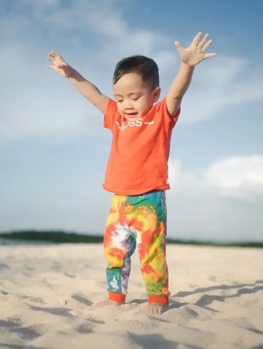 Di satu sisi, netizen juga mengakh senang karena Rayyanza sudah tidak lagi takut bermain pasir seperti dulu [instagram/raffinagita1717]