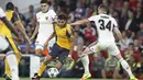 Penyerang lincah Arsenal, Alexis Sanchez mencoba melewati hadangan para pemain Basel pada laga grup A Liga Champions di Emirates stadium, London, Kamis (29/9/2016)dini hari WIB. (AP/Alastair Grant)