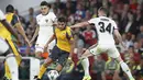 Penyerang lincah Arsenal, Alexis Sanchez mencoba melewati hadangan para pemain Basel pada laga grup A Liga Champions di Emirates stadium, London, Kamis (29/9/2016)dini hari WIB. (AP/Alastair Grant)