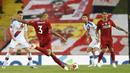 Gelandang Liverpool, Fabinho, mencetak gol ke gawang Crystal Palace pada laga Premier League di Stadion Anfield, Rabu (24/6/2020). Liverpool menang dengan skor 4-0. (AP/Phil Noble)
