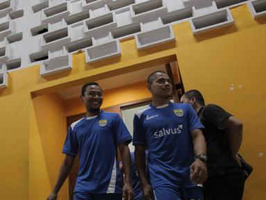 Pemain Persib Tantan dan M. Ridwan bersiap latihan jelang laga final Piala Presiden 2015 menghadapi Sriwijaya FC di Stadion Utama Gelora Bung Karno, Jakarta, Sabtu (17/10/2015). (Bola.com/Vitalis Yogi Trisna)