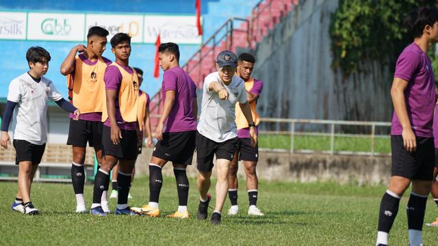 Timnas Indonesia U-23 latihan di Vietnam. (PSSI).