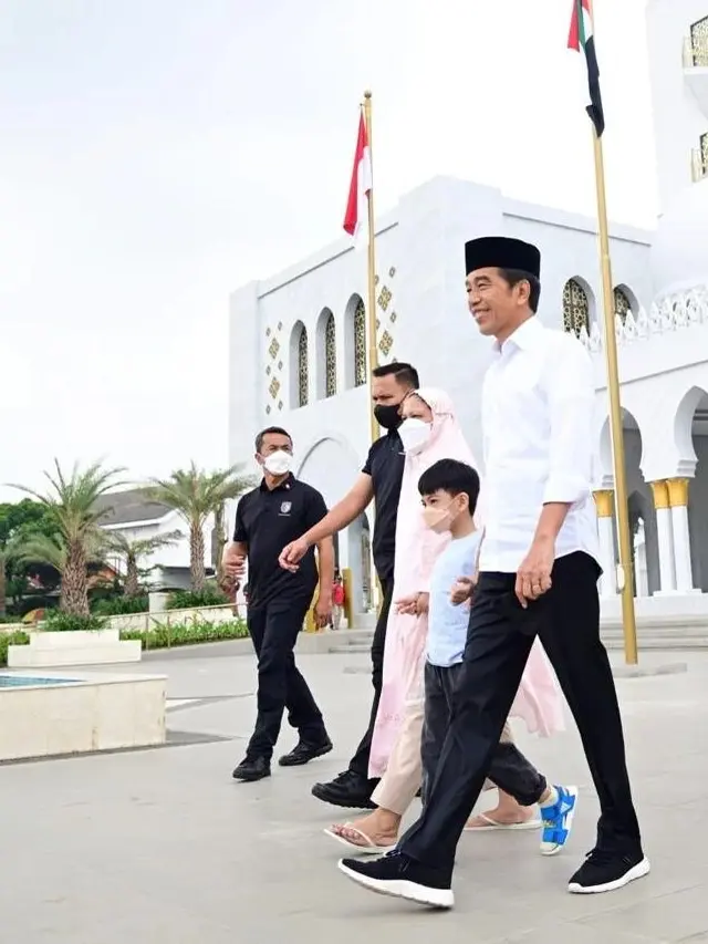 Presiden Jokowi dan Ibu Negara kunjungi Masjid Raya Sheikh Zayed Solo. (Foto: Dok. Instagram terverifikasi @jokowi)