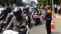 Arus lalu lintas di Jalan Saharjo Jakarta macet karena ada penemuan mayat di dekat Universitas Sahid. (Liputan6.com/Putu Merta Surya Putra)