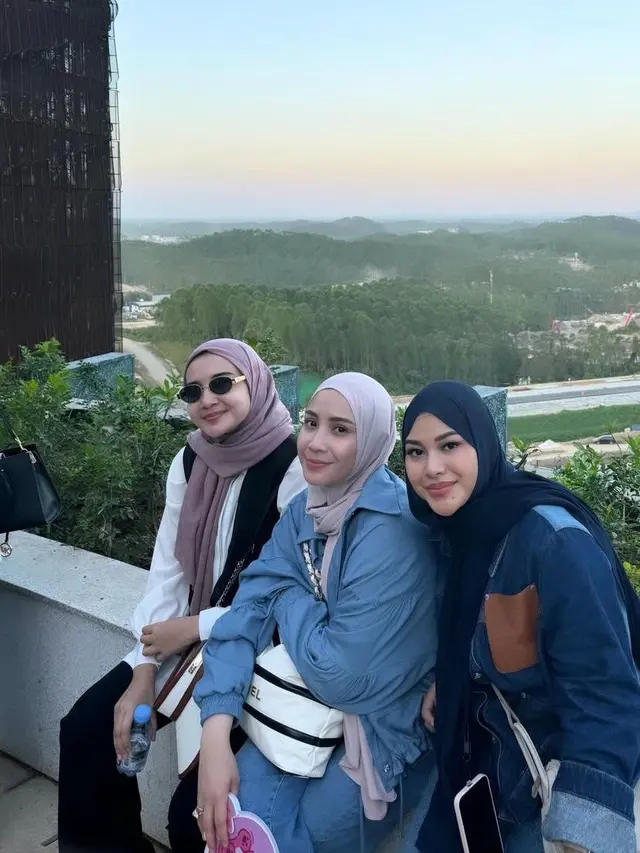 6 Gaya Kembar Denim on Denim Nagita Slavina dan Aurel Hermansyah saat ke IKN, Bikin Atta Halilintar Salah Gandeng