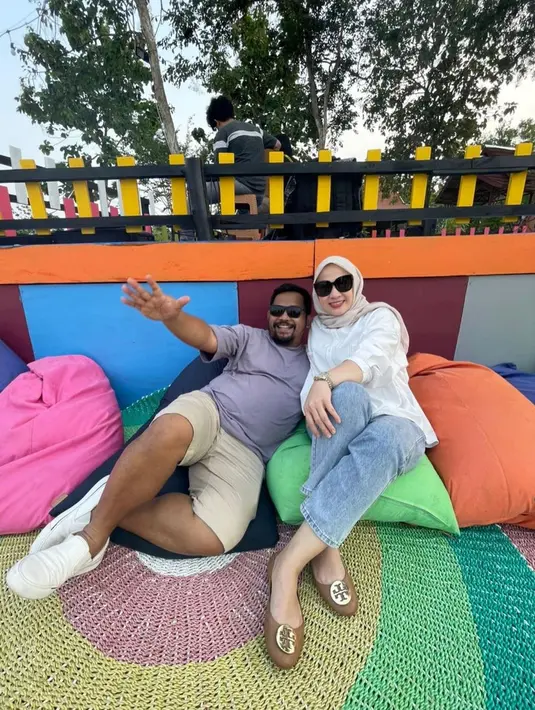 "Padahal dia jualin tasnya. Saya kan sebagai suami suka beliin istri nggak ada masalah waktu itu, kayak gini sekarang pas lagi nggak ada akhirnya tasnya pada dijualin," pungkas Bedu. [Instagram/beddu17]