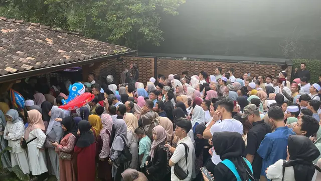 Ratusan warga memadati kediaman Anies Baswedan di Hari Raya Idul Fitri 2024 saat open house, Rabu (10/4/2024).