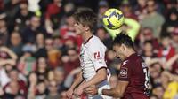 Gelandang AC Milan, Charles De Ketelaere dan pemain Salernitana, Ivan Radovanovic bertarung memperebutkan bola selama pertandingan lanjutan Liga Serie A Italia di stadion Arechi di Salerno, Italia, Rabu (4/1/2023). AC Milan menang tipis atas Salernitana  dengan skor 2-1. (Alessandro Garofalo/LaPresse via AP)