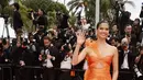 Sara Sampaio tiba di karpet merah di Festival Film Cannes 2023 untuk pemutaran perdana film 'Monster'.  (Photo by Joel C Ryan/Invision/AP)