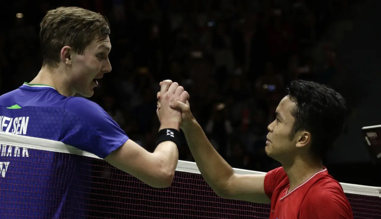 Tunggal putra Indonesia, Anthony Sinisuka Ginting, saat menghadapi wakil Denmark, Viktor Axelsen, pada laga Indonesia Masters 2020 di Istora Senayan, Jakarta, Sabtu (18/1). Anthony Ginting menang dengan skor 22-20 dan 21-11. (Bola.com/Yoppy Renato)