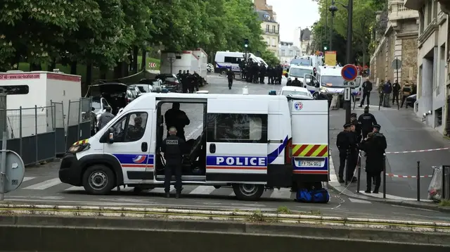 Polisi menutup Konsulat Iran di Paris, Prancis atas ancaman bom pada Jumat 19 April 2024. [Mohamad Salaheldin Abdelg Alsayed/nadolu Agency)