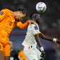 Bek Belanda, Virgil van Dijk berebut bola udara dengan pemain Senegal, Idrissa Gueye pada pertandingan grup A Piala Dunia 2022 Qatar di Stadion Al Thumama di Doha, Qatar, Senin (21/11/2022). Belanda menang atas Senengal dengan skor 2-0. (AP Photo/Petr David Josek)