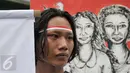 Seorang warga menangis ketika menggelar aksi damai di tengah penggusuran kawasan Bukit Duri, Jakarta, Rabu (28/9). Pemprov DKI akhirnya melakukan penertiban pemukiman warga di Bukit Duri terkait revitalisasi sungai Ciliwung. (Liputan6.com/Yoppy Renato)