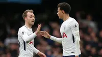 Selebrasi gelandang Tottenham Hotspur, Christian Eriksen bersama Dele Alli usai mencetak gol ke gawang Chelsea. (Daniel LEAL-OLIVAS / AFP)