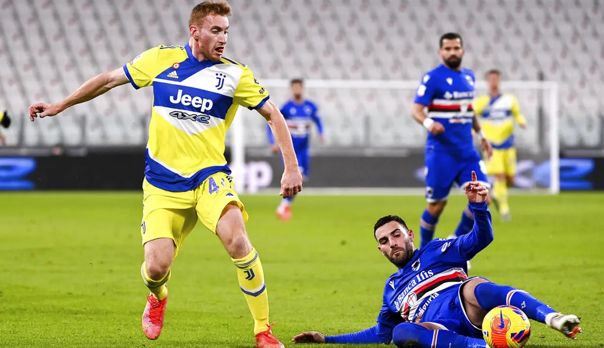Pemain Juventus Dejan Kulusevski (kiri) berebut bola dengan pemain Sampdoria Mohamed Ihattaren pada pertandingan sepak bola babak 16 besar Coppa Italia di Allianz Stadium, Turin, Italia, 18 Januari 2022. Juventus menang 4-1. (Marco Alpozzi/LaPresse via AP)