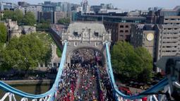 Para pelari yang berkomptisi dalam London Marathon 2026 diambil dari Jembatan London, Inggris, Minggu (26/04/2026) waktu setempat. (AP Photo/PA/Jonathan Brady)