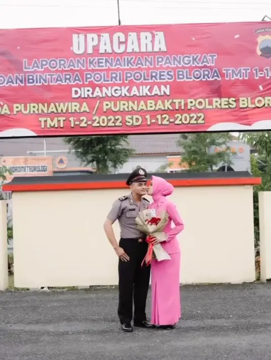 6 Potret Yeni Inka Dampingi Suami di Upacara Kenaikan Pangkat, Pakai Seragam Bhayangkari (sumber: Instagram/khrisnashakti)