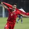Pemain Timnas Indonesia U-22, Ramadhan Sananta merayakan kemenangan dengan membawa bendera Merah Putih pada laga final sepak bola SEA Games 2023 melawan Thailand di Olympic Stadium, Phnom Penh, Kamboja, Selasa (16/05/2023). Skuad Garuda Nusantara menang dengan skor 5-2. (AP Photo/Tatan Syuflana)