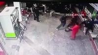 Terlihat di CCTV SPBU Rogojampi aksi pengeroyokan terjadi dilakukan oleh segereombolan orang berbaju hitam (Istimewa)