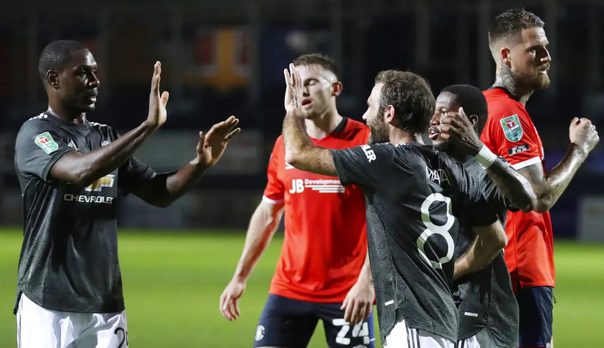 Para pemain Manchester United merayakan gol yang dicetak oleh Juan Mata ke gawang Luton Town pada Piala Liga Inggris di Stadion Kenilworth Road, Rabu (23/9/2020). Setan Merah menang dengan skor 3-0. (Nick Potts/Pool via AP)