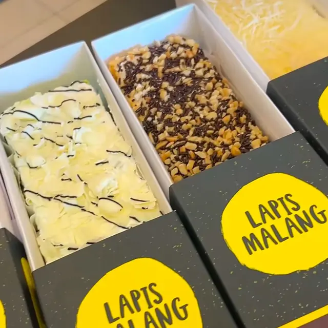 Oleh-oleh kekinian kota Malang Lapis Malang https://www.instagram.com/reel/DC_czRVpNj8/?igsh=MjlpMXI1ODRxOWl6
