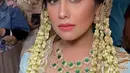 Busananya hadir dalam palet warna biru muda, berpadu dengan bordiran hijau-keemasan.  [@barry_irawan].