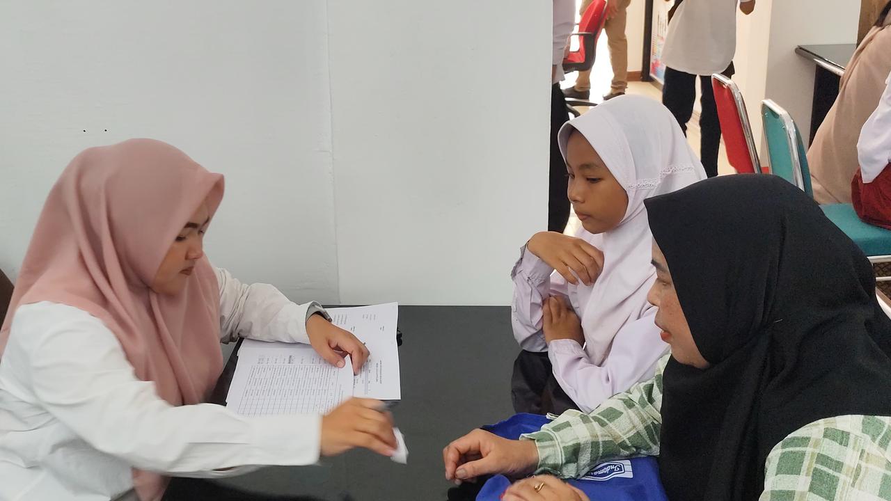 Naila bersama temannya saat MPLS di Sekolah Rakyat Menengah Pertama Makassar