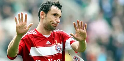 Mark van Bommel menjadi kapten Bayern Munchen pertama yang bukan berasal dari Jerman. (AFP/Ronny Hartmann)