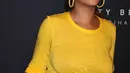 Penyanyi seksi Rihanna menghadiri peluncuran Fenty Beauty by Rihanna di Duggal Greenhouse, New York, Kamis (7/9). Rihanna memodifikasi atasan dengan sedikit mengikat ujung kausnya membentuk simpul tepat di bagian tengah perutnya. (AP Images Photo)