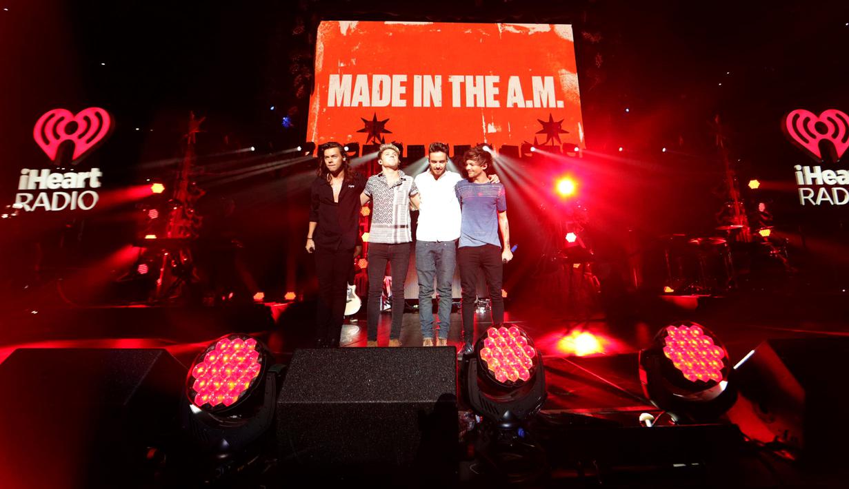 One Direction menghibur penggemar di acara iHeart Radio Jingle Ball di Staples Center, Los Angeles, Jumat (4/12). Konser tersebut menjadi terakhir kalinya mereka tampil bersama di Amerika Serikat. (Christopher Polk/Getty Images untuk iHeartMedia/AFP)