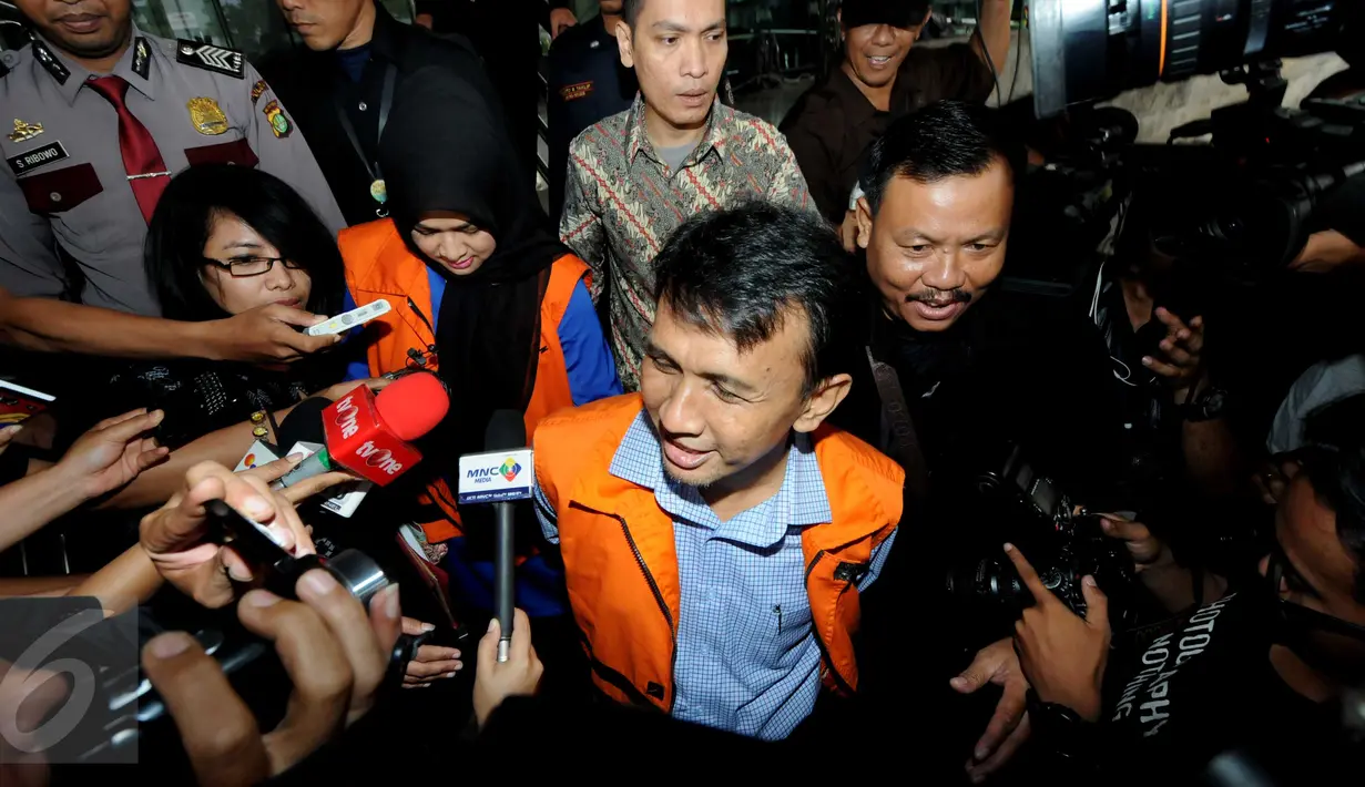 Gubernur Sumatera Utara Nonaktif, Gatot Pudjo Nugroho dan Evy Susanti tersenyum saat keluar dari gedung KPK, Jakarta, Jumat (25/9/2015). Gatot dan Evy berjanji akan buka-bukaan di Sidang Tipikor nanti. (Liputan6.com/Helmi Afandi)