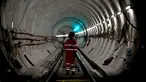 Pekerja memeriksa pembangunan jalur kereta api di sebuah terowongan proyek Crossrail di Stepney, London, Inggris, (16/11). Crossrail merupakan proyek jalur kereta bawah tanah terbesar di Eropa. (REUTERS/Stefan Wermuth)