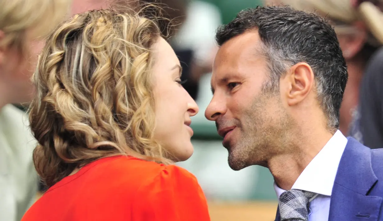Bukan hanya sekali, Ryan Giggs juga pernah digosipkan punya hubungan gelap dengan seorang model dan jurnalis asal Wales. (Foto: AFP/Glyn Kirk)