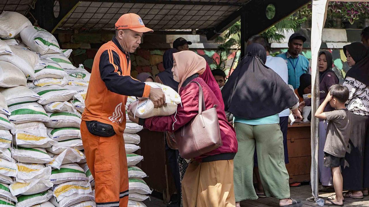 FOTO: 20 Kg Beras untuk Warga Rentan, Pemerintah Gulirkan Bansos Pangan