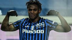 Striker Atalanta, Duvan Zapata melakukan selebrasi usai mencetak gol pertama timnya ke gawang Napoli dalam laga leg kedua semifinal Coppa Italia 2020/21 di The Azzurri d'Italia Stadium, Rabu (10/2/2021). Atalanta menang 3-1 atas Napoli. (AFP/Miguel Medina)