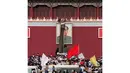 23 Mei 1989, beberapa orang tak dikenal terlihat berusaha mencabut gambar pemimpin Tiongkok, Mao Zedong di Lapangan Tiananmen, Tiongkok. (AFP PHOTO/CATHERINE Henriette)