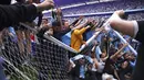 Akibat ulah para fans tersebut gawang di markas Manchester City itu akhirnya rusak. (AP/Dave Thompson)