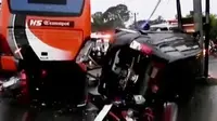 Sebanyak tiga orang tewas dan belasan luka berat dalam kecelakaan beruntun di kawasan wisata Puncak, Bogor, Jawa Barat. (Liputan 6 SCTV).