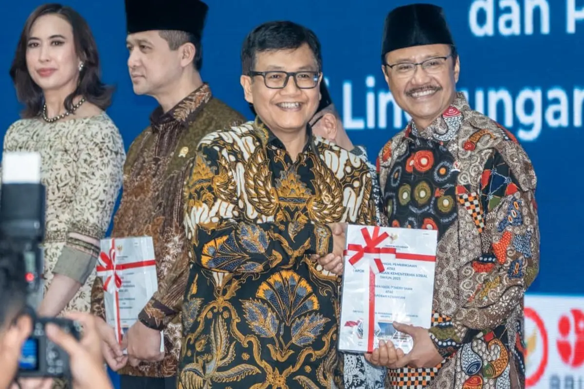 Kementerian Sosial meraih opini Wajar Tanpa Pengecualian (WTP) dari Badan Pemeriksaan Keuangan (BPK) yang diterima langsung oleh Menteri Sosial Saifullah Yusuf (Gus Ipul).