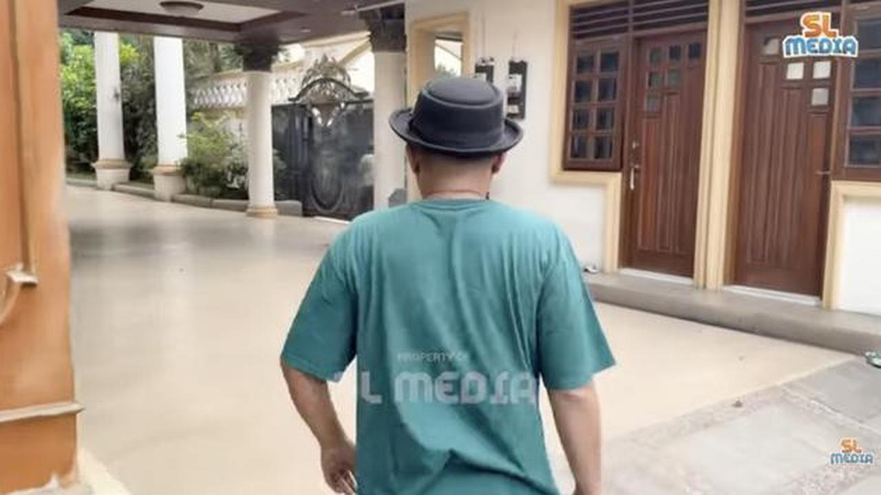 8 Potret Fasad Depan Rumah Sule: Megah, Elegan dan Penuh Karakter