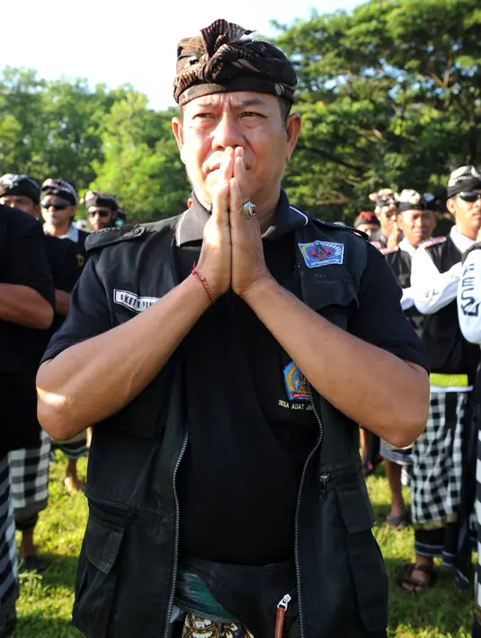 Anggota Pecalang memberi penghormatan dalam persiapan keamanan untuk kunjungan Raja Salman bin Abdul-Aziz Arab Saudi di Nusa Dua, Bali (3/3). Raja Salman dan rombongan yang terdiri dari 1.500 orang berlibur di Bali. (AFP Photo / Sonny Tumbelaka)