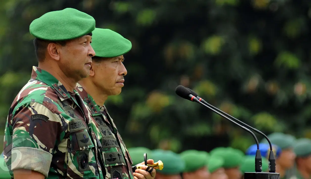 Pangdam Jaya, Mayjen Teddy Lhaksmana WK (kiri) bersama Komandan Kodiklat TNI AD, Letjen TNI Agus Sutomo saat mengikuti pada apel bersama Satuan Jajaran Kodam Jaya di Makodam Jaya, Jakarta, Kamis (17/9/2015). (Liputan6.com/Helmi Fithriansyah)