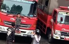 Curi-curi Foto dengan Mobil Damkar, Bocil dan Keluarganya Diizinkan Masuk Petugas, Endingnya Bikin Haru