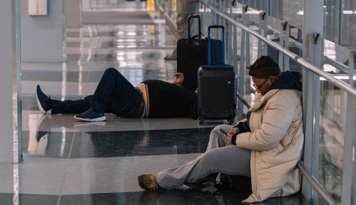 Lebih dari 1.900 penerbangan telah dibatalkan secara nasional. (Jim Vondruska/Getty Images via AFP)