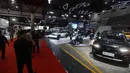 Pelaksanaan IIMS tahun ini semakin sarat makna seiring dengan luas area pameran yang bertambah, jumlah peserta yang meningkat, serta program yang semakin beragam dan menghibur. Tampak dalam foto, pengunjung melihat-lihat mobil yang dipamerkan saat International Motor Show (IIMS) 2026 di JIExpo Kemayoran, Jakarta, Kamis (5/2/2026). (Kapanlagi.com/Budy Santoso)