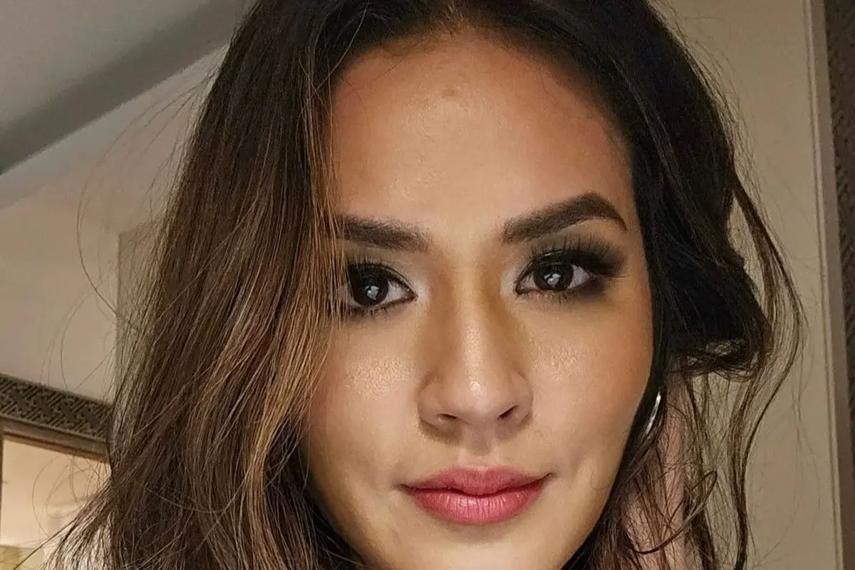 Potret Raisa dengan Makeup Berantakan Usai Manggung