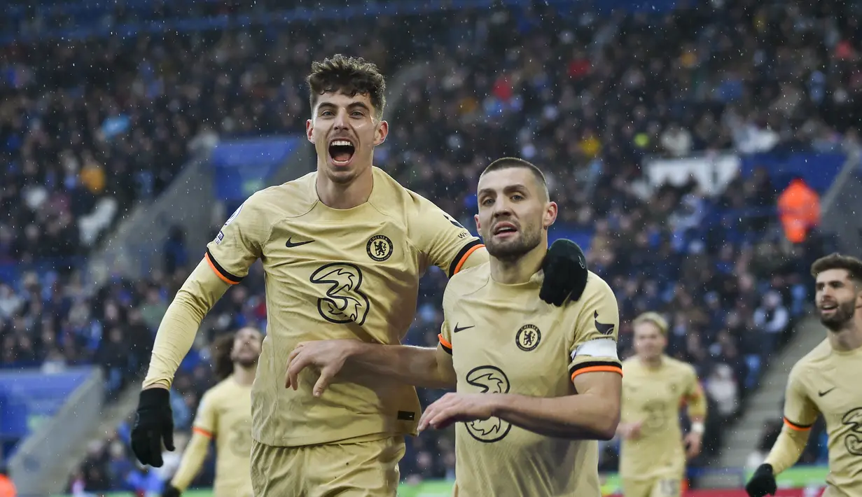 Gelandang Chelsea, Mateo Kovacic (kanan) diberi selamat oleh rekan setimnya Kai Havertz setelah mencetak gol ke gawang Leicester City pada pertandingan lanjutan Liga Inggris di stadion King Power di Leicester, Inggris, Minggu (12/3/2023). Chelsea menang atas Leicester City dengan skor 3-1. (AP Photo/ Rui Vieira)